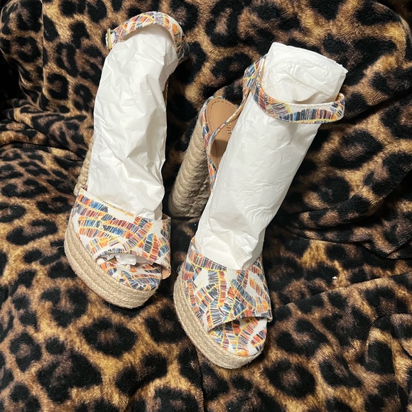 Shoes - Picture 2 of 5